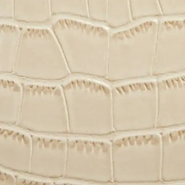 Svart krokodilmönstrat väskset, närbild på textur och detaljer.