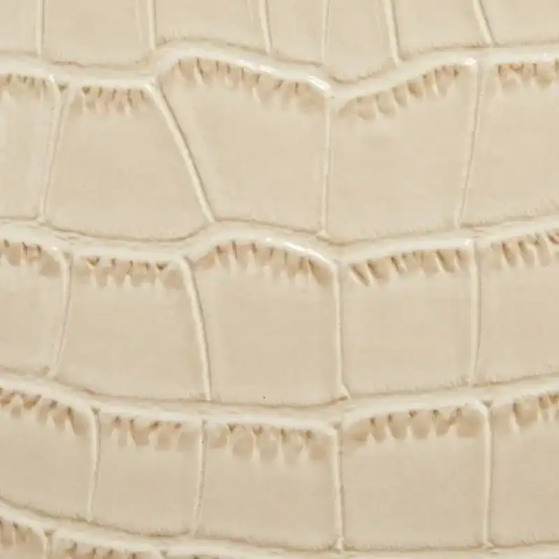 Svart krokodilmönstrat väskset, närbild på textur och detaljer.