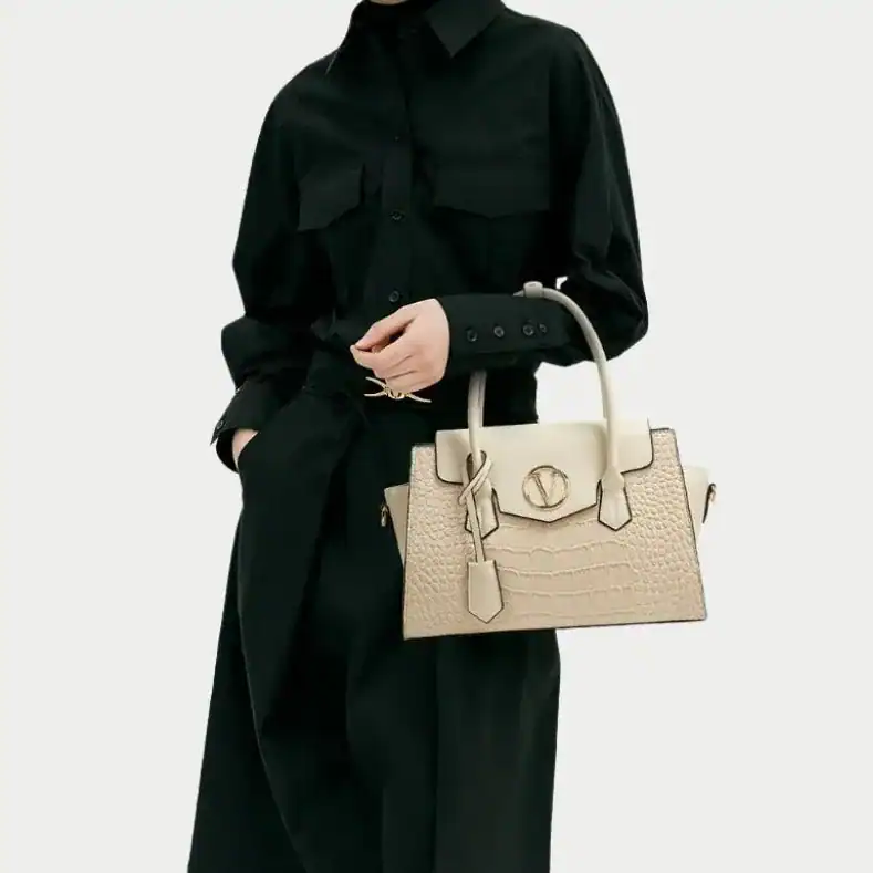 Svart krokodilmönstrad väskset med handtag, elegant axelväska för kvinnor.