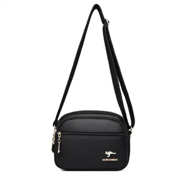 Svart liten crossbody väska med guldlogga och justerbar axelrem.