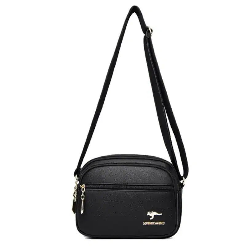 Svart liten crossbody väska med guldlogga och justerbar axelrem.