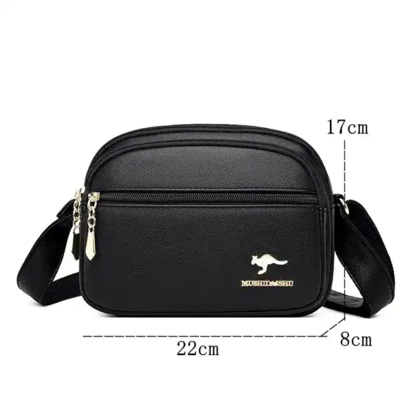 Svart liten crossbody väska med silverfärgad metalldetalj och mätningar 22x17x8 cm.