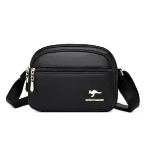Svart liten crossbody väska med guldlogga och dragkedja.