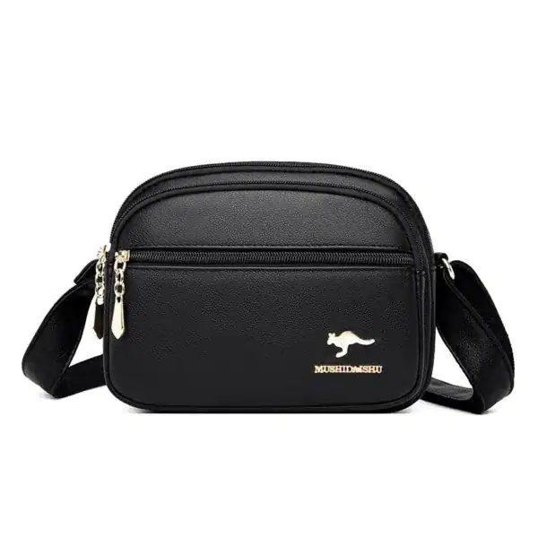 Svart liten crossbody väska med guldlogga och dragkedja.