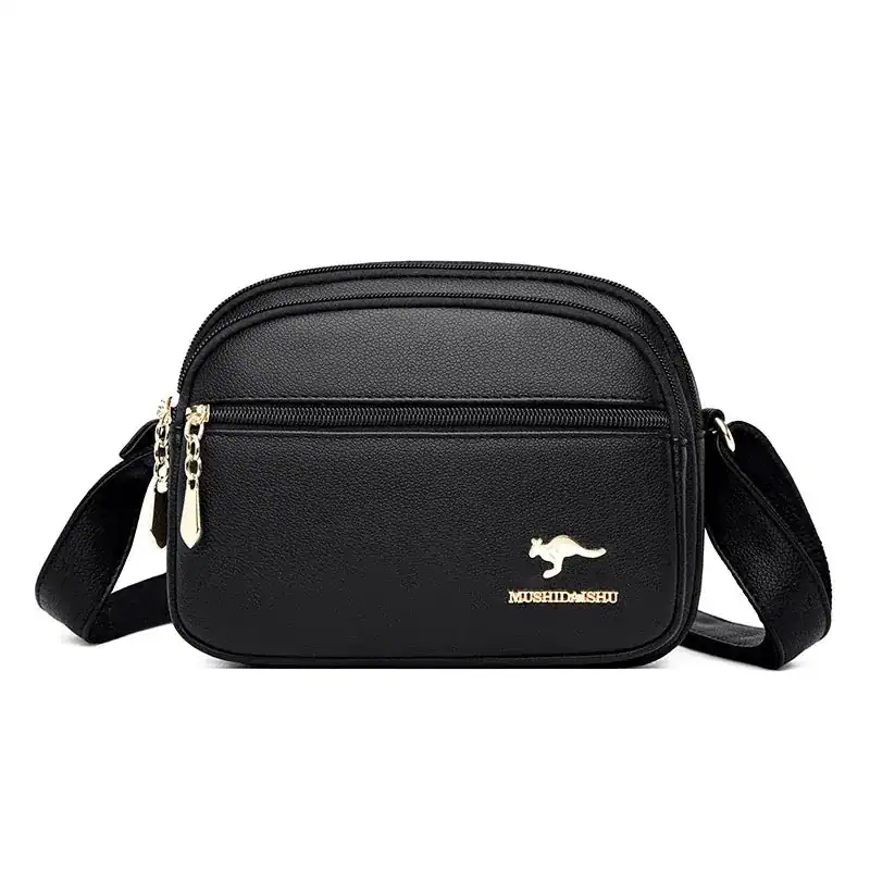 Svart liten crossbody väska med guldlogga och dragkedja.