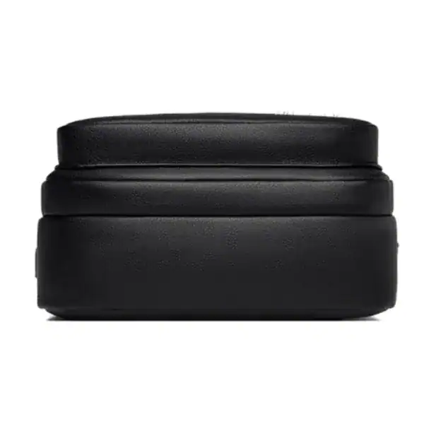 Svart liten crossbody väska, minimalistisk design, lätt och stilren axelväska.