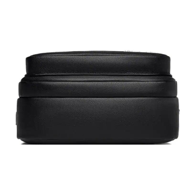 Svart liten crossbody väska, minimalistisk design, lätt och stilren axelväska.