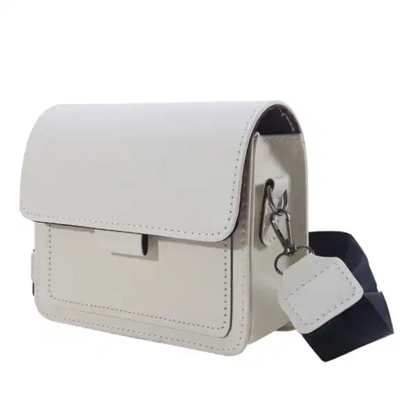 Svart liten väska med lock, axelväska för kvinnor, minimalistisk design.