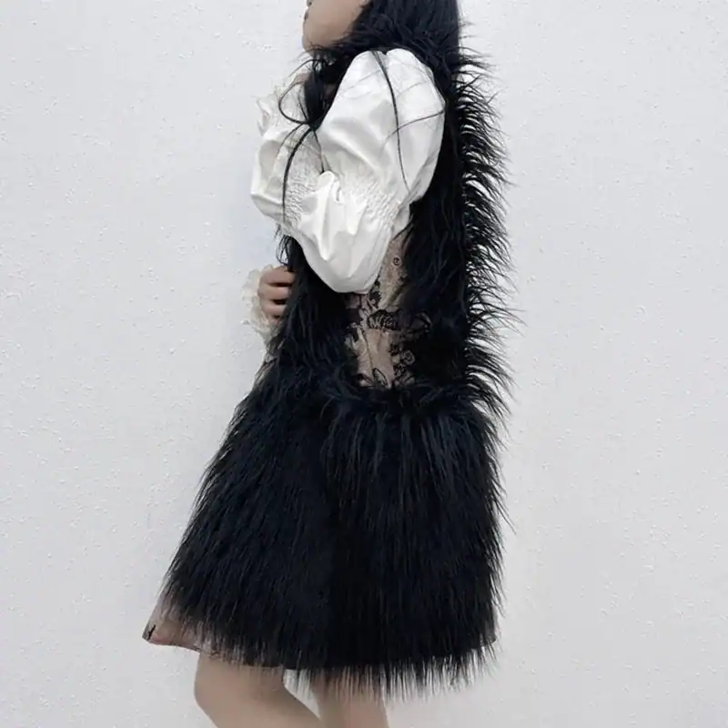 Svart lurvig väska med fluffig päls, modeaccessoarer, axelväska, trendig klädsel.