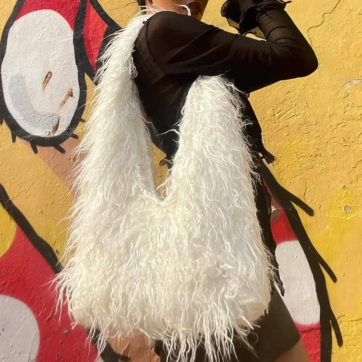 Svart lurvig väska med vit päls, modeaccessoarer, trendig axelväska.