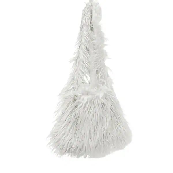 Svart lurvig väska med fluffig pälsliknande yta och elegant form.