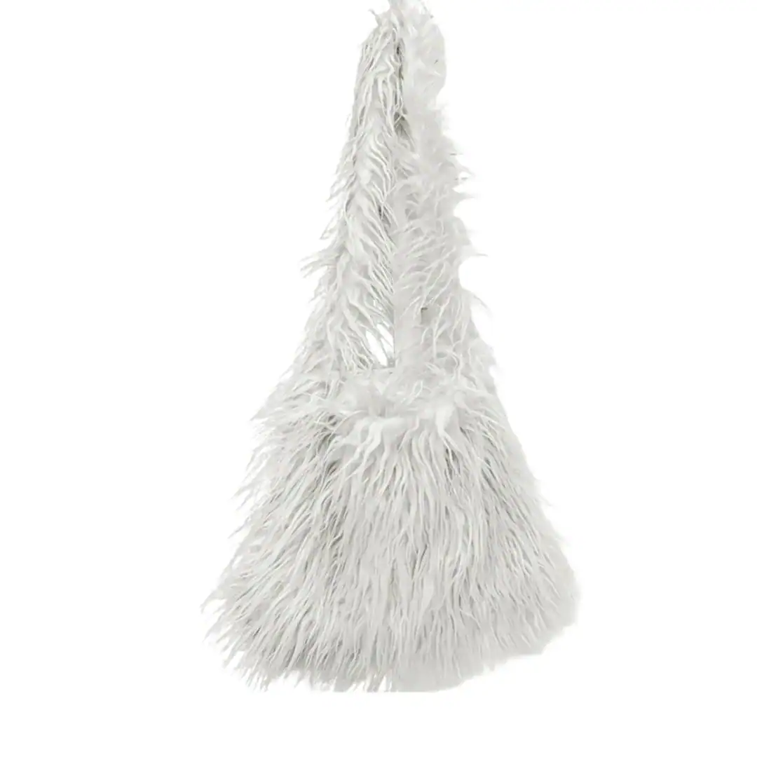 Svart lurvig väska med fluffig pälsliknande yta och elegant form.