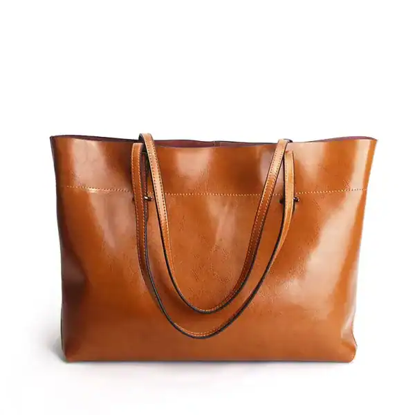 Svart mjuk shopper med långt handtag och elegant design.