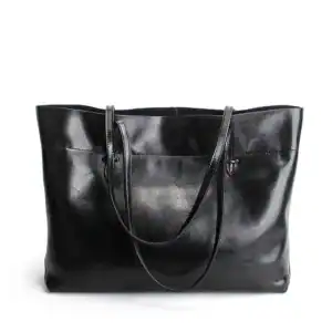 Svart mjuk shopper med långt handtag, läderliknande material och elegant design.