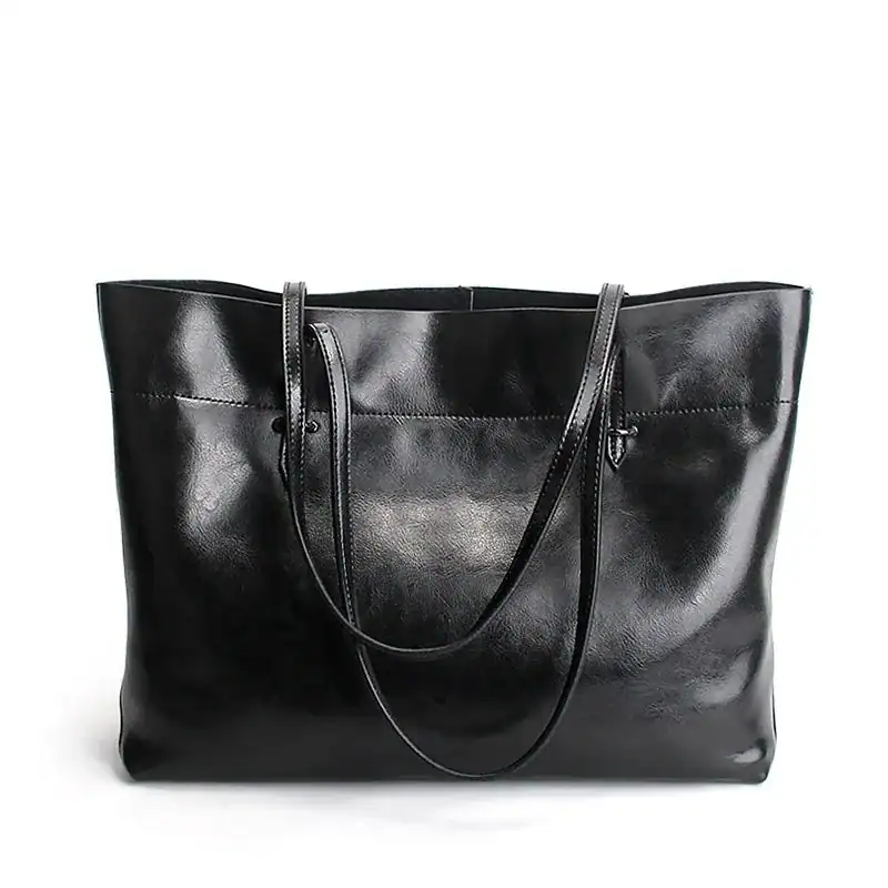 Svart mjuk shopper med långt handtag, läderliknande material och elegant design.