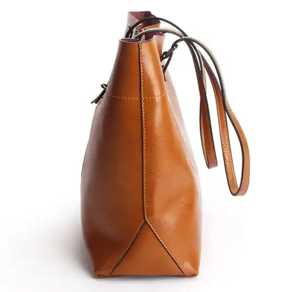 Svart mjuk shopper med läder och dragkedja, elegant axelväska för kvinnor.