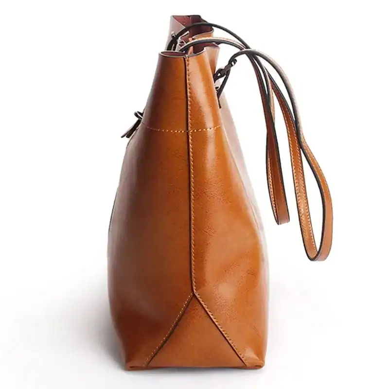 Svart mjuk shopper med läder och dragkedja, elegant axelväska för kvinnor.