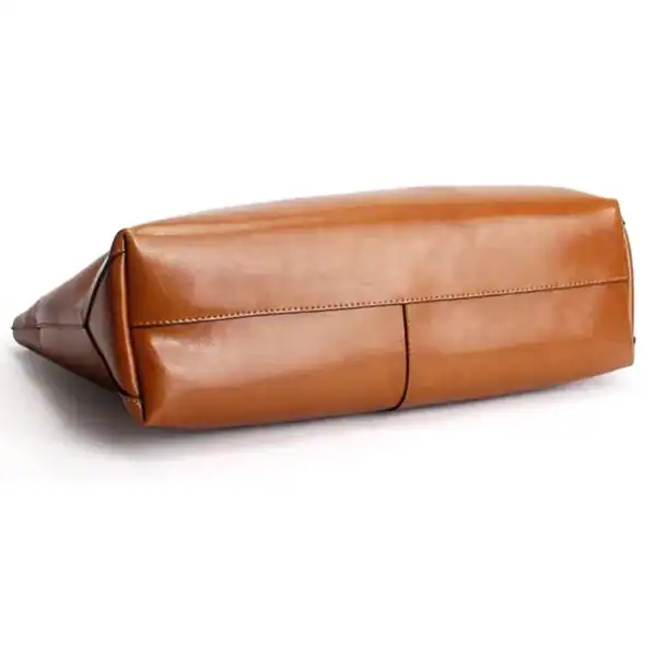 Svart mjuk shopper, läderaxelväska med elegant design och praktisk storlek.