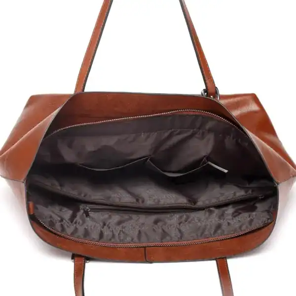 Svart mjuk shopper med inre fickor och dragkedja.