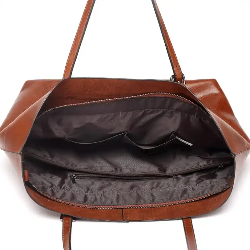 Svart mjuk shopper med inre fickor och dragkedja.