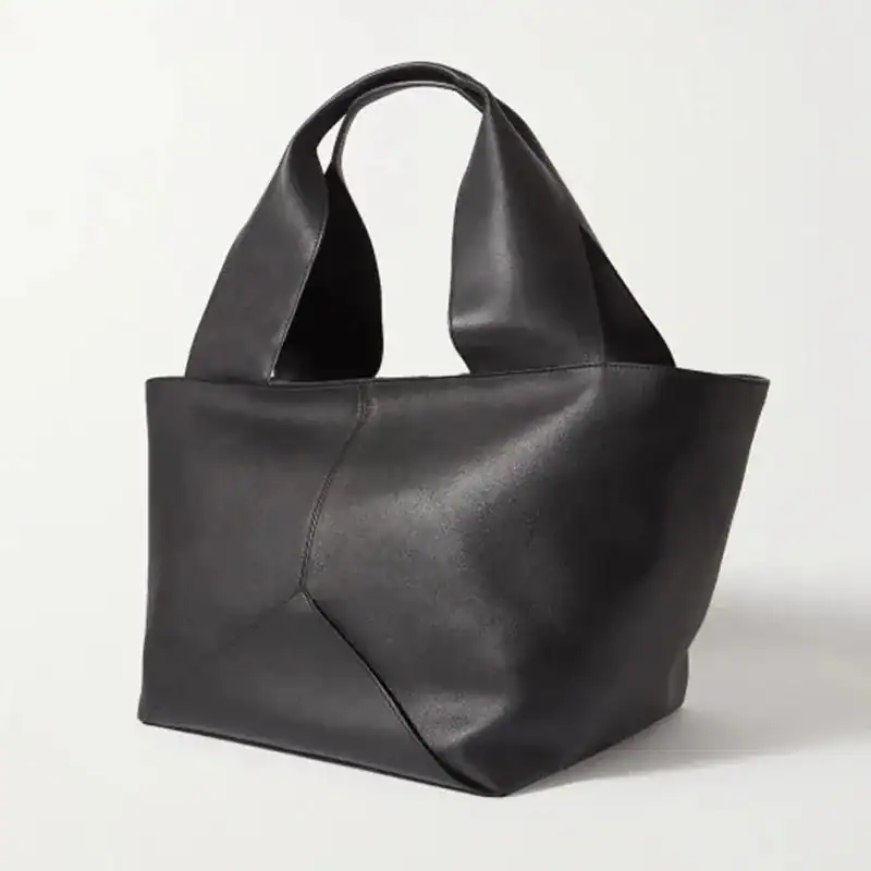 Svart mjuk shoppingväska med elegant design och praktiska handtag.