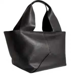 Svart mjuk shoppingväska med strukturerad design och starka handtag.
