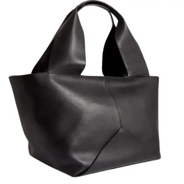 Svart mjuk shoppingväska med strukturerad design och starka handtag.