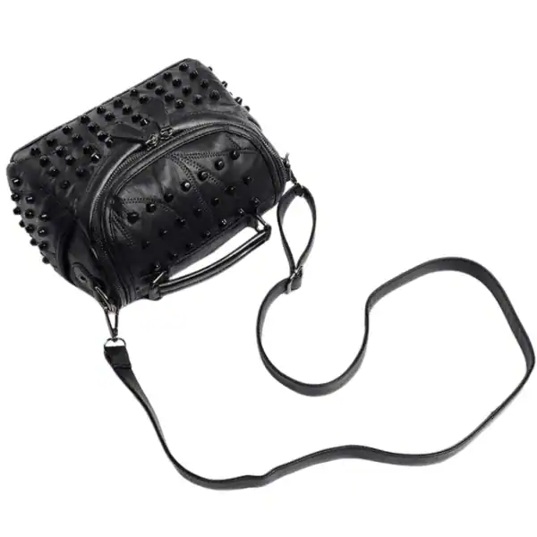 Svart nitväska med handtag och axelrem, studded läderaxelväska för kvinnor.