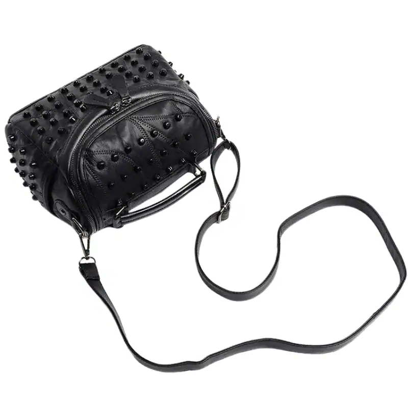 Svart nitväska med handtag och axelrem, studded läderaxelväska för kvinnor.