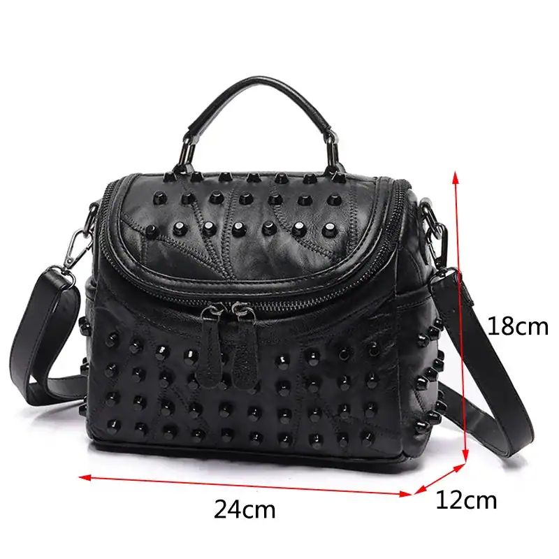 Svart nitväska med handtag och axelrem, studded läderhandväska.