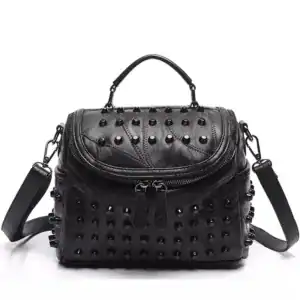 Svart nitväska med handtag och axelrem, studded läderhandväska.