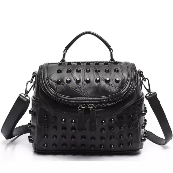 Svart nitväska med handtag och axelrem, studded läderhandväska.