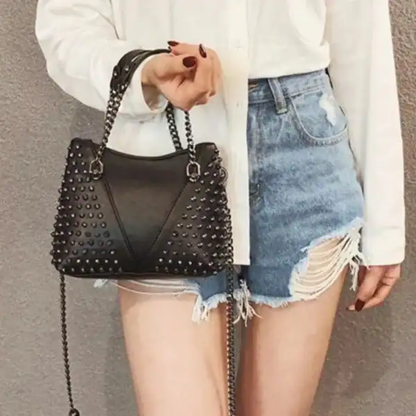 Svart nitväska med kedja, studded handväska, modeaccessoarer för kvinnor.
