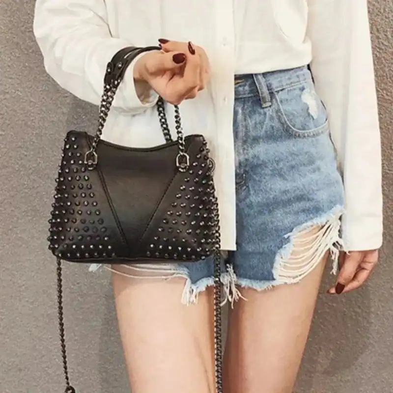 Svart nitväska med kedja, studded handväska, modeaccessoarer för kvinnor.