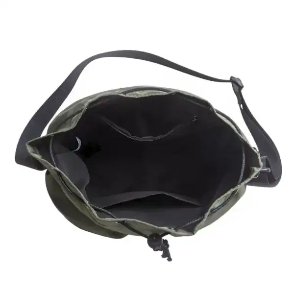 Svart nylon hinkväska med dragkedja och axelrem, inre utrymme och fack.