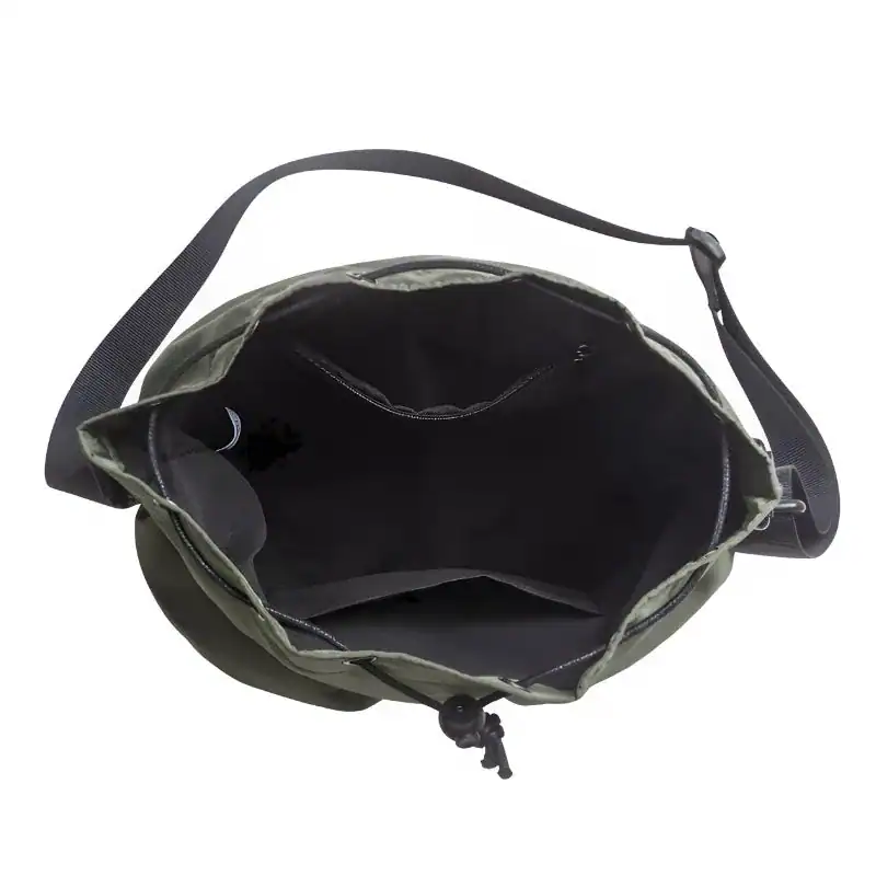 Svart nylon hinkväska med dragkedja och axelrem, inre utrymme och fack.