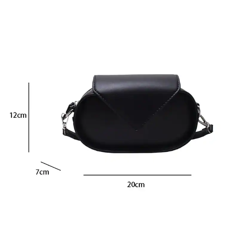 Svart oval axelremsväska med mått 20x12x7 cm, lämplig för vardag och städ.