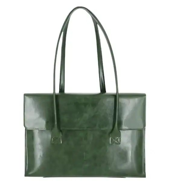 Svart portföljväska i glansigt läder, elegant axelväska med handtag och metallplåt.