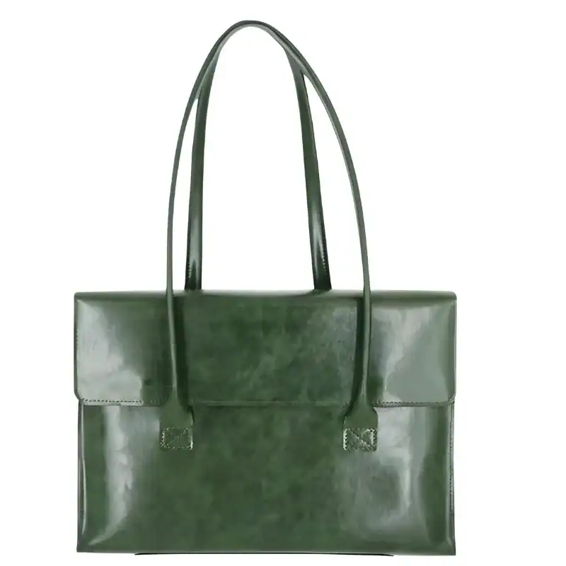 Svart portföljväska i glansigt läder, elegant axelväska med handtag och metallplåt.