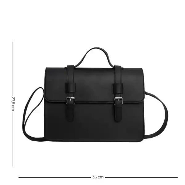 Svart rektangulär skolväska med axelrem och handtag, 36x27,5 cm.