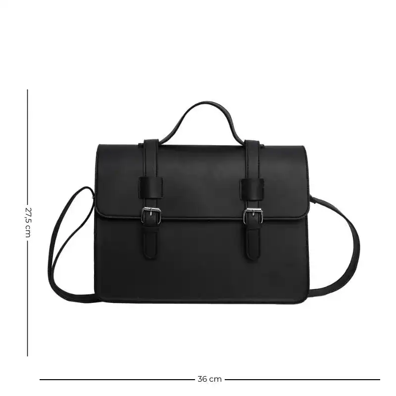 Svart rektangulär skolväska med axelrem och handtag, 36x27,5 cm.