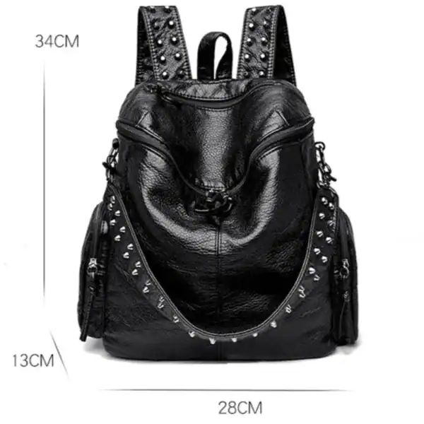 Svart ryggsäck med nitar, läder, studded, storlek 34x28x13 cm.