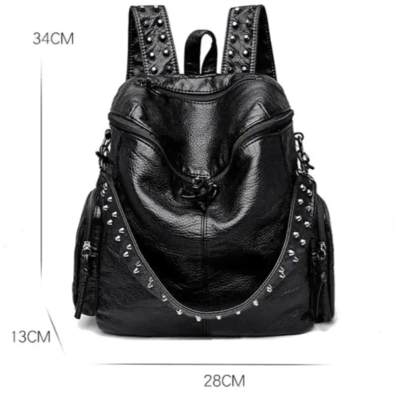Svart ryggsäck med nitar, läder, studded, storlek 34x28x13 cm.