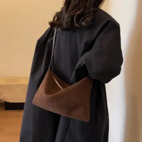 Svart sammetsclutch med lös axelrem, modeaccessoarer för kvinnor.