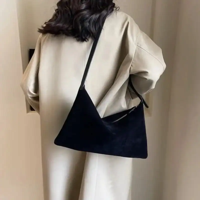 Svart sammetsclutch med axelrem, modeaccessoarer för kvinnor.
