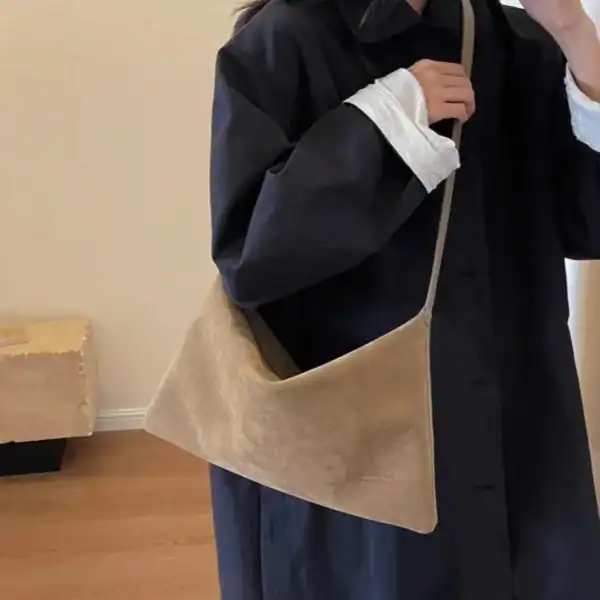 Svart sammetsclutch i beige, axelväska med lång axelrem, trendig handväska för vardag.
