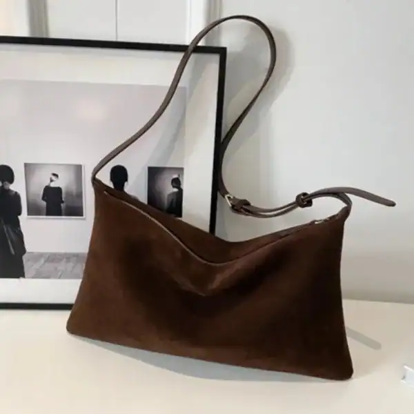 Svart sammetsclutch med axelrem, elegant och trendig handväska för kvinnor.