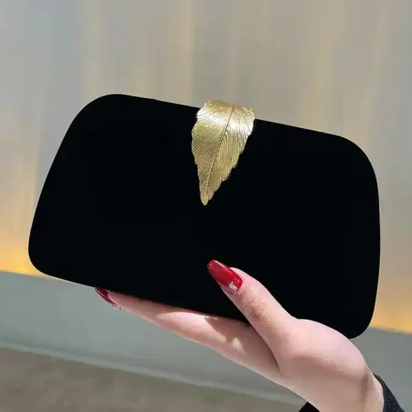 Svart sammetsväska med guldlövapplikation, elegant handväskor för kvällsarrangemang.