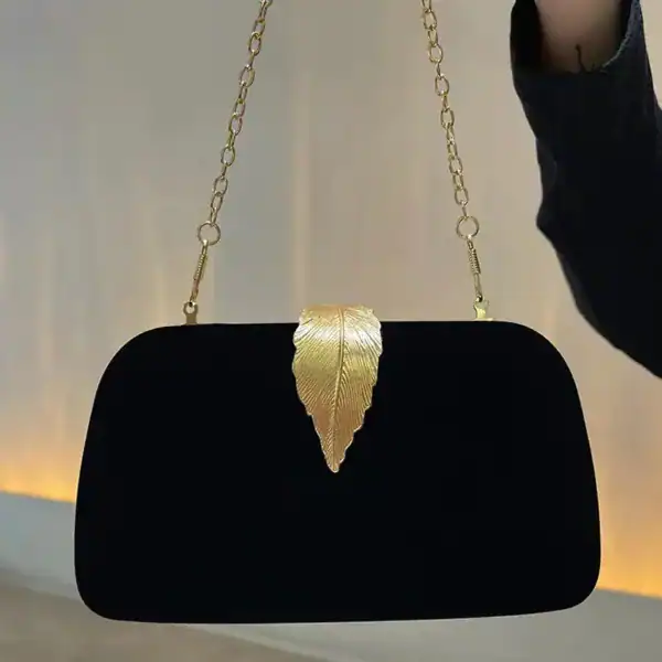 Svart sammetsväska med guldlöv, eleganta handväska för kvällsklänning.