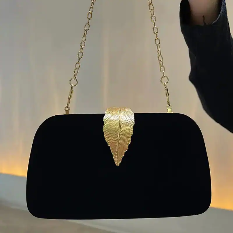 Svart sammetsväska med guldlöv, eleganta handväska för kvällsklänning.